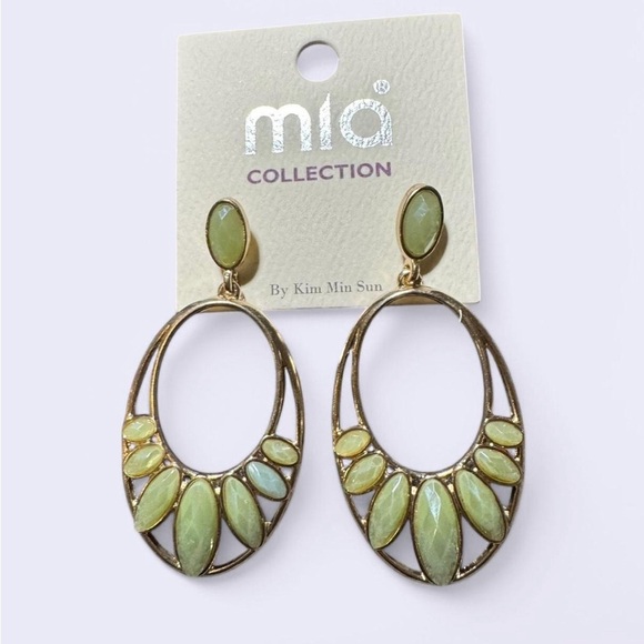 MISHA COLLECTION Green Oval Hoop Earrings with Teardrop Inlays - Picture 1 of 2